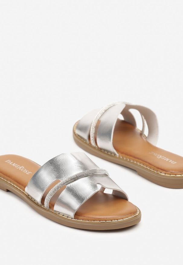 Born2be - Srebrne Klapki z Paseczkiem z Drobnymi Cyrkoniami Anusea. Okazja: na co dzień. Kolor: srebrny. Materiał: jeans. Wzór: aplikacja. Sezon: lato. Styl: casual