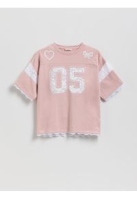 Reserved - T-shirt z koronkowym zdobieniem - różowy. Kolor: różowy. Materiał: koronka. Wzór: aplikacja #1
