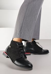 Renee - Czarne Botki Vices ze Sznurowaną Cholewką Uzvila. Okazja: na co dzień. Kolor: czarny. Materiał: jeans, lakier. Szerokość cholewki: normalna. Styl: street, casual, elegancki #6