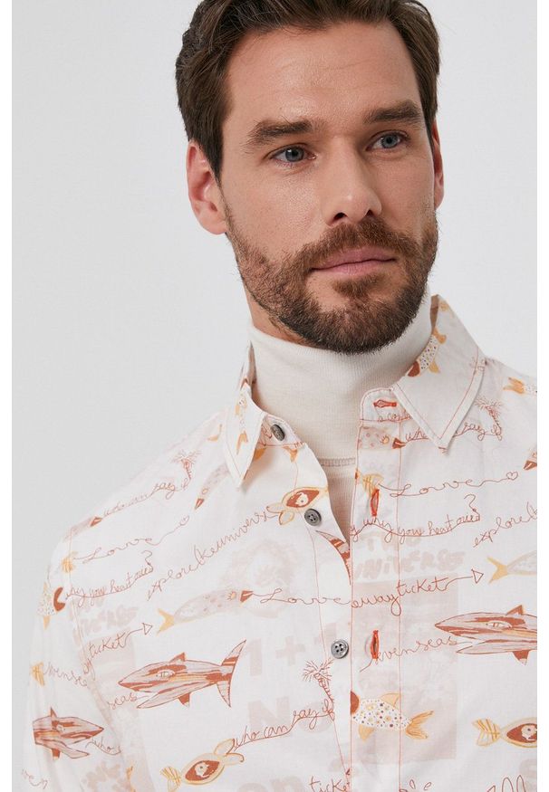 Desigual - Koszula bawełniana. Typ kołnierza: kołnierzyk klasyczny. Kolor: beżowy. Materiał: bawełna. Długość rękawa: długi rękaw. Długość: długie. Styl: klasyczny