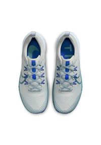 Buty do biegania męskie Nike React Pegasus Trail 4. Zapięcie: sznurówki. Kolor: wielokolorowy, szary. Materiał: guma, materiał, syntetyk, tkanina. Szerokość cholewki: normalna #2