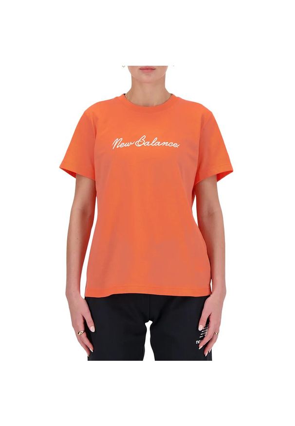 Koszulka New Balance WT41909GFR - pomarańczowa. Kolor: pomarańczowy. Materiał: bawełna. Długość rękawa: krótki rękaw. Długość: krótkie. Wzór: napisy