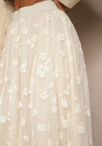 Renee - Beżowa Rozkloszowana Spódnica Tiulowa Zdobiona Welurowym Printem w Kwiaty Folisena. Okazja: na co dzień. Kolor: beżowy. Materiał: tiul, welur. Wzór: aplikacja, kwiaty, nadruk. Styl: klasyczny, casual, elegancki #5