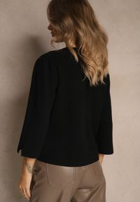 Renee - Czarny Elegancki Kardigan o Trapezowym Fasonie Zapinany na Dwa Guziki Unalia. Typ kołnierza: golf. Kolor: czarny. Długość: krótkie. Styl: elegancki #3