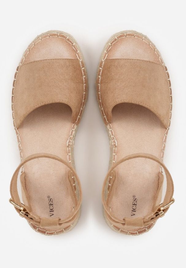 Renee - Ciemnobeżowe Sandały VICES z Imitacji Zamszu na Niskim Plecionym Koturnie Anameda. Okazja: na co dzień. Zapięcie: pasek. Kolor: beżowy. Materiał: zamsz. Wzór: haft. Obcas: na koturnie. Styl: casual