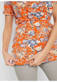 Shirt kopertowy z krótkim rękawem i zaznaczoną talią, bawełna organiczna bonprix czerwono-pomarańczowy w kwiaty. Kolor: pomarańczowy. Materiał: bawełna. Długość rękawa: krótki rękaw. Długość: krótkie. Wzór: kwiaty #6