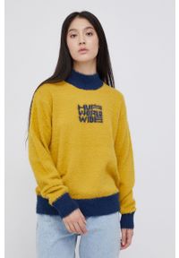 HUF Sweter damski kolor żółty z półgolfem. Okazja: na co dzień. Kolor: żółty. Materiał: dzianina. Długość rękawa: długi rękaw. Długość: długie. Styl: casual