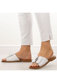 Białe skórzane klapki damskie T.Sokolski 775. Okazja: na imprezę. Kolor: biały. Materiał: skóra. Sezon: lato. Styl: elegancki, klasyczny #1