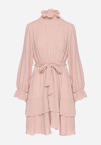 Born2be - Różowa Sukienka z Falbanami i Marszczonym Golfem z Dodatkowym Wiązanym Paskiem Savelina. Okazja: na imprezę. Typ kołnierza: golf. Kolor: różowy. Typ sukienki: rozkloszowane. Styl: elegancki, klasyczny #2