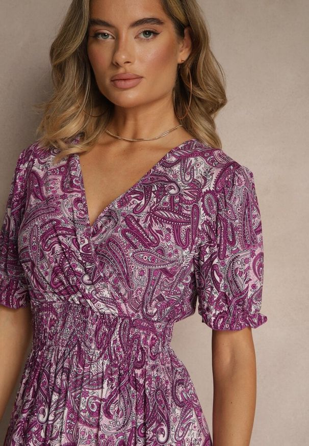 Renee - Ciemnoróżowa Rozkloszowana Sukienka z Bawełny Zdobiona Wzorem Paisley Folitea. Typ kołnierza: dekolt w serek. Kolor: fioletowy. Materiał: bawełna. Wzór: aplikacja, paisley. Sezon: wiosna