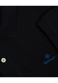 GANT - Czarny t-shirt polo z kontrastowym logo. Typ kołnierza: polo. Kolor: czarny. Materiał: jeans, bawełna, materiał. Wzór: haft #3