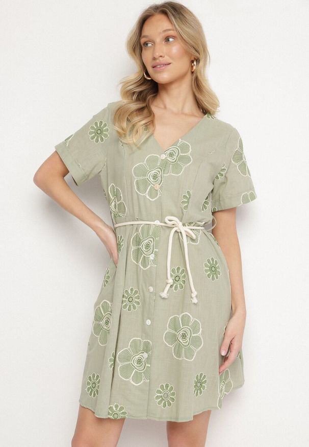 Born2be - Jasnozielona Sukienka w Stylu Boho w Haftowane Kwiaty ze Sznurkiem Evionis. Okazja: na co dzień. Typ kołnierza: dekolt w serek. Kolor: zielony. Wzór: kwiaty, haft. Styl: boho