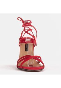 Marco Shoes Eleganckie sandały na szpilce z wiązanym rzemykiem czerwone. Kolor: czerwony. Obcas: na szpilce. Styl: elegancki #9