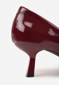 Renee - Bordowe Czółenka Lakierowane na Szpilce w Stylu Kaczuszki Ozdobione Paskami Laloma. Okazja: na spotkanie biznesowe, do pracy. Zapięcie: pasek. Kolor: czerwony. Materiał: lakier. Wzór: aplikacja. Obcas: na szpilce. Styl: biznesowy #8