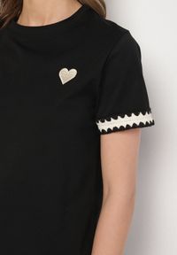 Born2be - Czarny T-shirt z Bawełny Ozdobiony Sercem Firiane. Okazja: na co dzień. Kolor: czarny. Materiał: bawełna. Wzór: aplikacja. Styl: klasyczny, casual #3