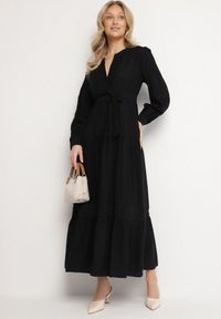 Born2be - Czarna Rozkloszowana Sukienka z Wiskozy z Wiązanym Paskiem i Koronką Reivoria. Okazja: na spacer, na co dzień. Typ kołnierza: dekolt w kształcie V. Kolor: czarny. Materiał: wiskoza, koronka. Długość rękawa: długi rękaw. Wzór: koronka. Styl: casual, klasyczny #6