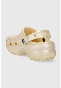 Crocs klapki Classic Platform Shimmer Clog damskie kolor beżowy na platformie 208590. Kolor: beżowy. Obcas: na platformie #5
