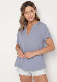 Born2be - Niebieska Wiskozowa Bluzka z Trójkątnym Dekoltem Adnoria. Okazja: na spotkanie biznesowe, do pracy. Kolor: niebieski. Materiał: wiskoza. Styl: biznesowy, elegancki