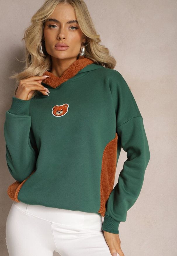 Renee - Zielona Bluza z Bawełny z Ozdobną Naszywką z Misiem i Polarowym Kapturem Hecatia. Typ kołnierza: kaptur. Kolor: zielony. Materiał: polar, bawełna. Wzór: aplikacja