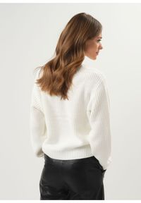 Ochnik - Kremowy sweter dekolt V damski. Okazja: na co dzień. Kolor: biały. Materiał: akryl. Długość: długie. Wzór: ze splotem. Styl: casual #2