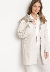 Born2be - Jasnobeżowa Kurtka Dwustronna z Nieodpinanym Kapturem i Metalicznym Efektem Lirednil. Kolor: beżowy. Wzór: gładki. Styl: elegancki #6