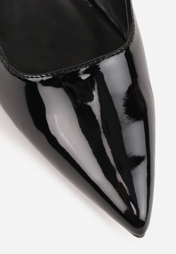 Renee - Czarne Sandały Lakierowane na Płaskiej Podeszwie z Ozdobnym Paskiem Delaniael. Okazja: na co dzień. Zapięcie: pasek. Kolor: czarny. Materiał: lakier. Sezon: lato. Obcas: na płaskiej podeszwie. Styl: elegancki, casual