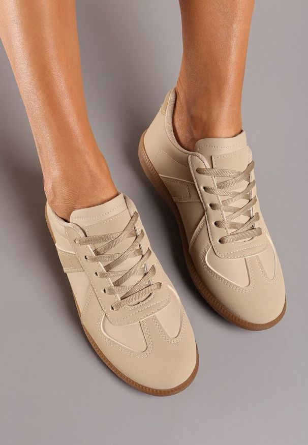 Born2be - Ciemnobeżowe Sznurowane Sneakersy na Płaskiej Podeszwie z Ozdobnymi Elementami z Ekoskóry Eladora. Okazja: na co dzień, na spotkanie biznesowe, do pracy. Zapięcie: sznurówki. Kolor: beżowy. Materiał: jeans, materiał. Obcas: na płaskiej podeszwie