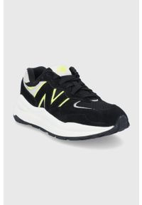 New Balance Buty kolor czarny na płaskiej podeszwie. Nosek buta: okrągły. Zapięcie: sznurówki. Kolor: czarny. Materiał: guma. Obcas: na płaskiej podeszwie