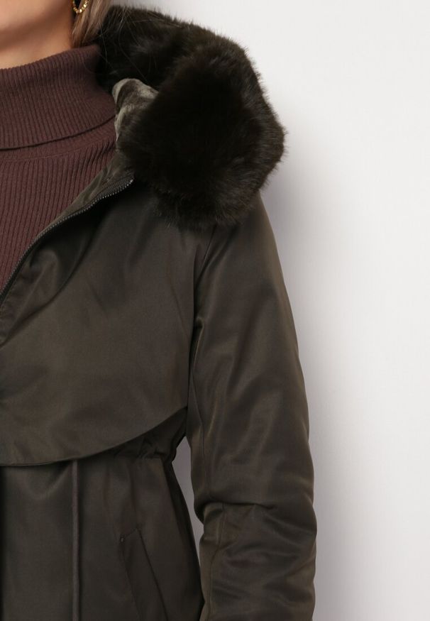 Born2be - Zielona Kurtka za Kolano ze Ściągaczem i Kapturem z Futerkiem Adoresa. Kolor: zielony. Materiał: futro