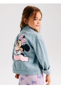Sinsay - Kurtka jeansowa z nadrukiem na plecach Minnie Mouse - niebieski. Kolor: niebieski. Materiał: jeans. Wzór: nadruk, motyw z bajki