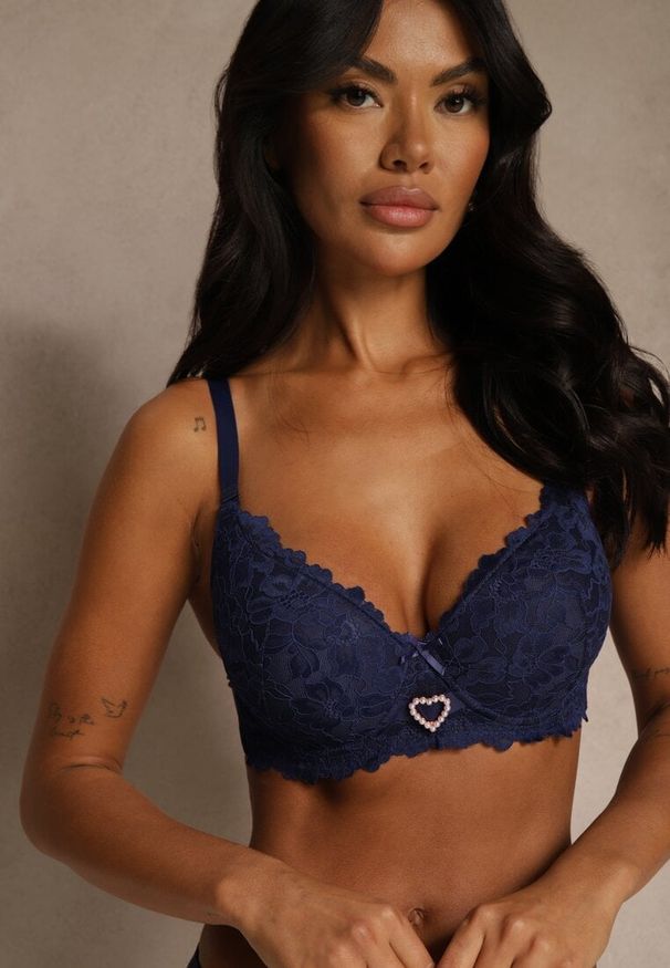 Renee - Granatowy Koronkowy Biustonosz Ozdobiony Cyrkoniowym Sercem Bothilei. Kolor: niebieski. Materiał: koronka. Wzór: aplikacja