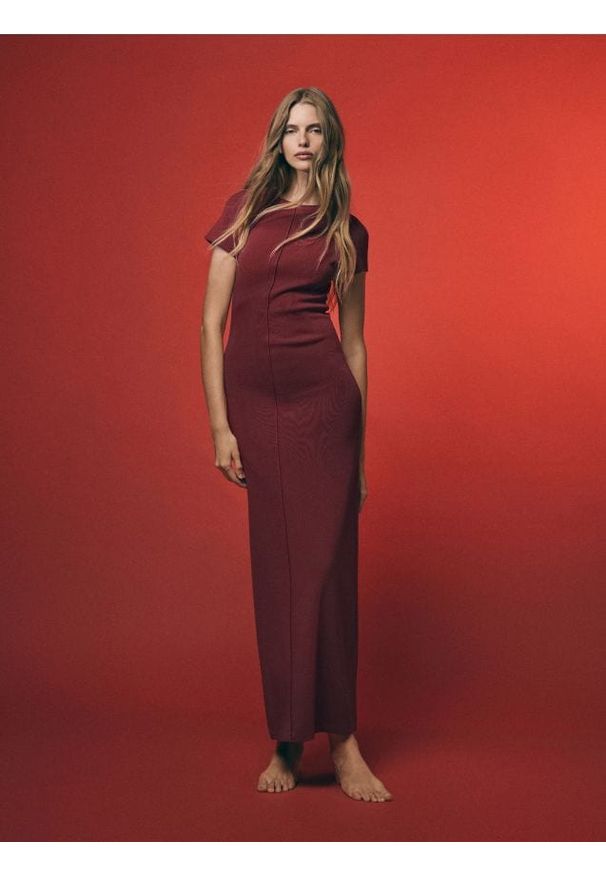 Reserved - Sukienka maxi z ozdobnym paskiem - czerwony. Kolor: czerwony. Materiał: dzianina, wiskoza. Długość: maxi