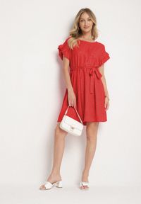 Born2be - Czerwona Sukienka Ozdobiona Falbankami i Paskiem Izulira. Typ kołnierza: kołnierz z falbankami. Kolor: czerwony. Wzór: aplikacja. Styl: elegancki #5