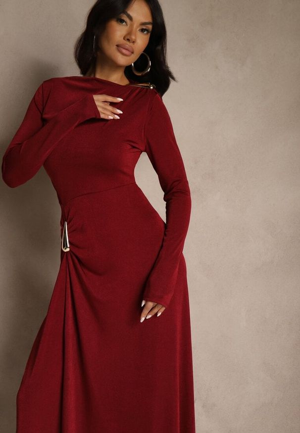 Renee - Bordowa Sukienka Koktajlowa z Marszczeniem i Metaliczną Ozdobą Retanda. Okazja: na randkę, na spotkanie biznesowe, do pracy, na imprezę. Kolor: czerwony. Wzór: aplikacja. Typ sukienki: asymetryczne. Styl: wizytowy