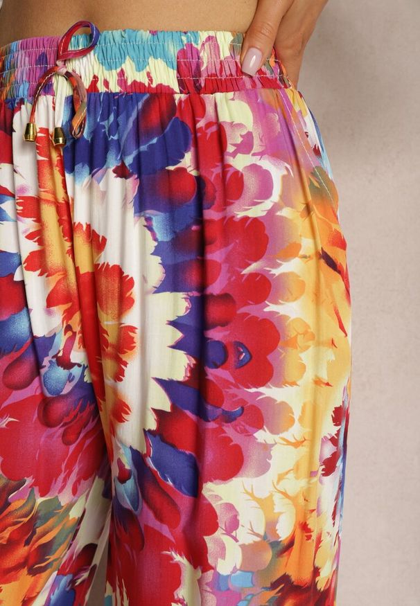 Renee - Czerwono-Niebieskie Wiskozowe Spodnie o Szerokim Kroju High Waist Tie Dye z Gumką w Talii Nalflea. Stan: podwyższony. Kolor: czerwony. Materiał: wiskoza. Sezon: lato