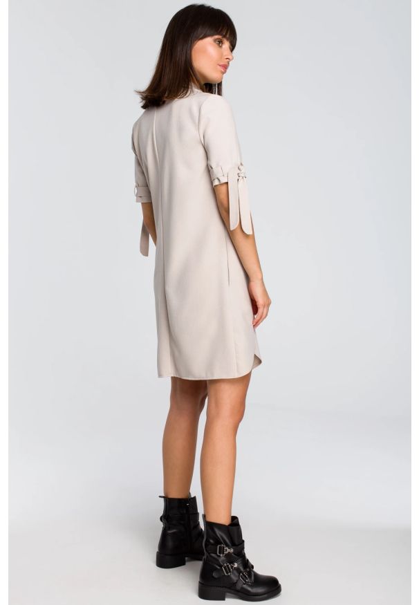 Sukienki.shop - Tunika koszulowa z kołnierzykiem beżowa lniana. Okazja: do pracy, na co dzień, na spotkanie biznesowe. Kolor: beżowy. Materiał: len. Długość rękawa: krótki rękaw. Typ sukienki: koszulowe. Styl: klasyczny, casual, elegancki, biznesowy