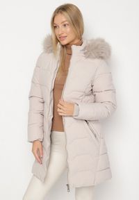 Born2be - Ciemnobeżowa Taliowana Kurtka z Pikowanymi Przeszyciami i Kapturem z Futrem Mundria. Okazja: na co dzień. Kolor: beżowy. Materiał: futro. Styl: klasyczny, casual, elegancki #6