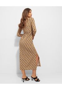MALIPARMI - Brązowa sukienka we wzory. Kolor: brązowy. Materiał: wiskoza, materiał. Wzór: geometria. Typ sukienki: dopasowane. Długość: midi