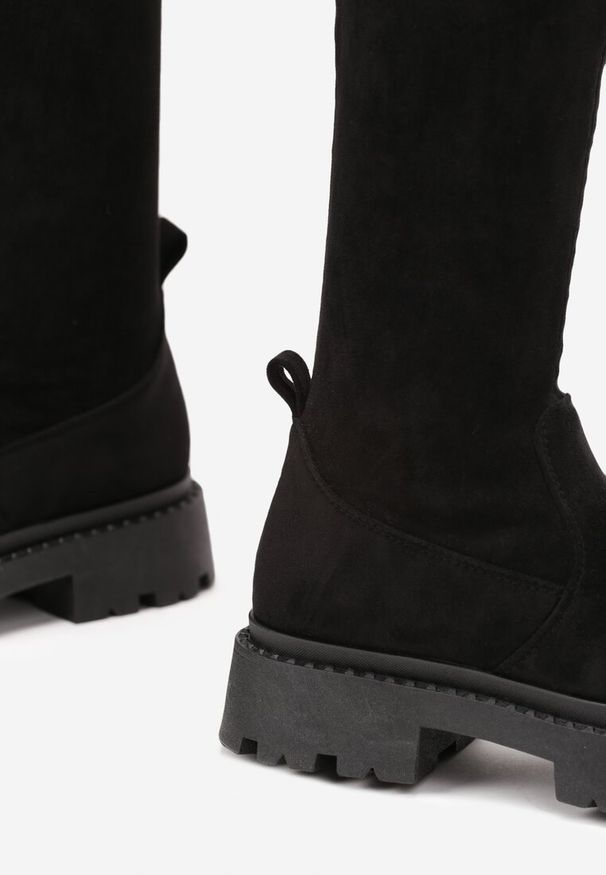 Renee - Czarne Kozaki za Kolano z imitacji Zamszu na Grubej Podeszwie Dolce. Okazja: na co dzień. Wysokość cholewki: za kolano. Kolor: czarny. Materiał: zamsz. Wzór: gładki. Styl: casual