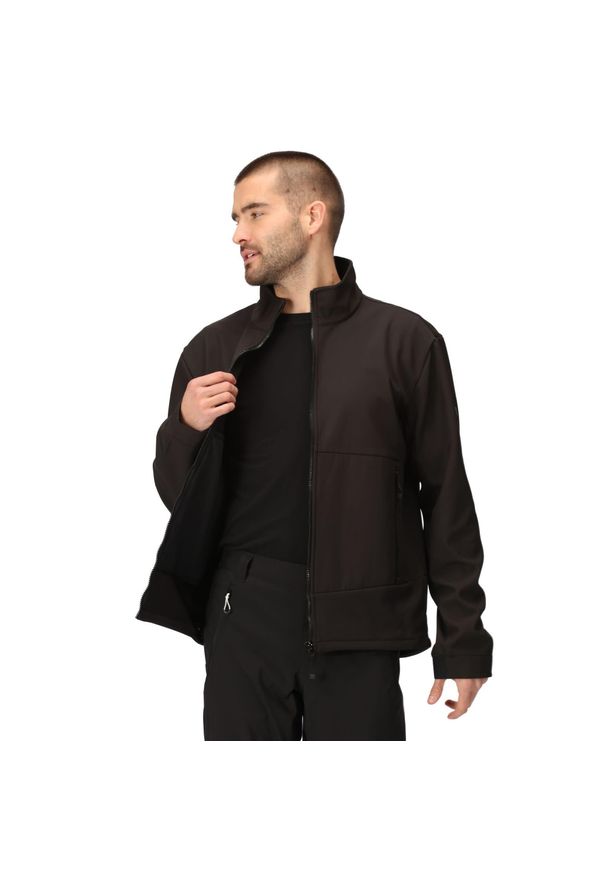 Kurtka turystyczna Regatta Dendrick. Kolor: czarny. Materiał: softshell. Sport: turystyka piesza