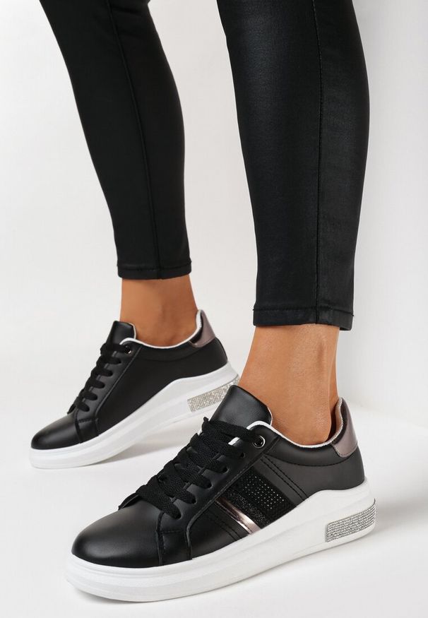 Born2be - Czarne Sznurowane Sneakersy z Ekoskóry Ozdobione Cyrkoniami Aloulie. Wysokość cholewki: przed kostkę. Kolor: czarny. Szerokość cholewki: normalna. Wzór: aplikacja. Obcas: na płaskiej podeszwie