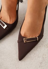 Renee - Brązowe Sandały Slingback na Klepsydrowym Obcasie Zdobione Klamerką Skodrifa. Kolor: brązowy. Wzór: aplikacja. Obcas: na obcasie. Styl: elegancki. Wysokość obcasa: średni #7