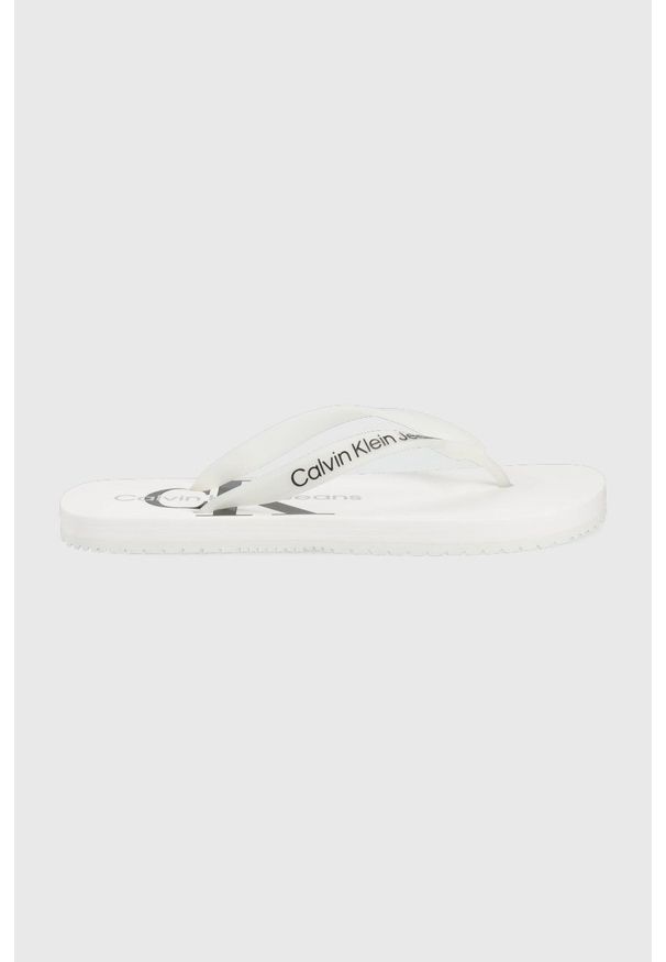 Calvin Klein Jeans japonki damskie kolor biały na płaskim obcasie. Kolor: biały. Materiał: materiał. Obcas: na obcasie. Wysokość obcasa: niski