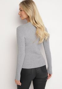 Born2be - Szary Sweter z Bawełną z Prążkowanego Materiału Ozdobiony Guzikami Zinfera. Okazja: na co dzień. Typ kołnierza: dekolt w serek. Kolor: szary. Materiał: bawełna, prążkowany, materiał. Wzór: aplikacja. Styl: casual, klasyczny #3