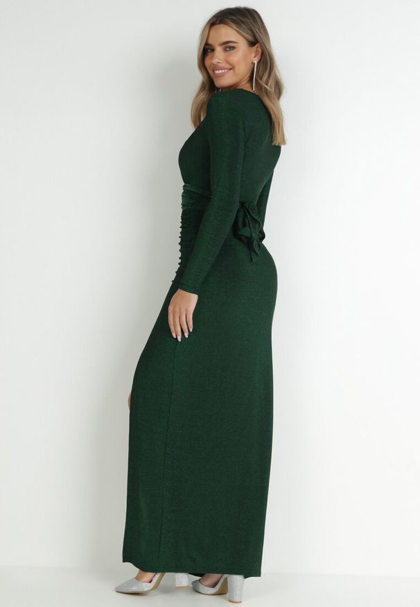 Born2be - Zielona Sukienka Błyszcząca z Marszczeniem i Kopertowym Dekoltem Mimovia. Typ kołnierza: dekolt kopertowy, dekolt w kształcie V. Kolor: zielony. Materiał: wiskoza. Długość rękawa: długi rękaw. Typ sukienki: kopertowe. Styl: elegancki