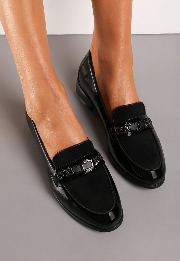 Born2be - Czarne Lakierowane Mokasyny Loafersy ze Skórzaną Wkładką Ozdobione Klamrą Rinfada. Zapięcie: klamry. Kolor: czarny. Materiał: lakier, skóra. Wzór: aplikacja. Obcas: na obcasie. Styl: elegancki, klasyczny. Wysokość obcasa: niski