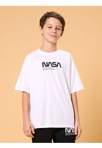 Sinsay - Bawełniana koszulka z krótkim rękawem z napisem NASA - biały. Kolor: biały. Materiał: bawełna. Długość rękawa: krótki rękaw. Długość: krótkie. Wzór: napisy #1