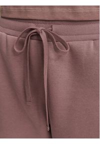 Reebok Spodnie dresowe Zana RK25690CC Brązowy Regular Fit. Kolor: brązowy. Materiał: syntetyk #3