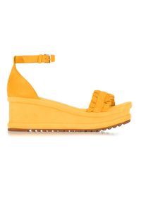 Wittchen - Damskie sandały z zamszu z marszczeniem. Zapięcie: pasek. Kolor: żółty. Materiał: zamsz, skóra. Sezon: lato. Obcas: na koturnie #4