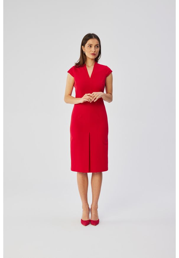 MOE - Czerwona Sukienka Ołówkowa z Podwójnym Dekoltem. Kolor: czerwony. Materiał: poliester, elastan, wiskoza. Typ sukienki: ołówkowe